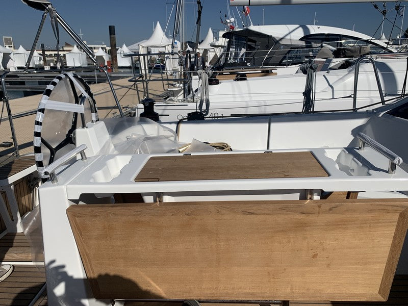 Beneteau Oceanis 34.1 table cover