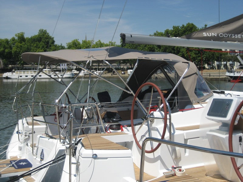 Jeanneau sun odyssey 379 bimini