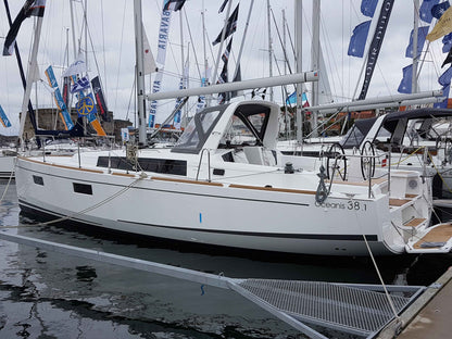 Beneteau Oceanis 38 Sprayhood