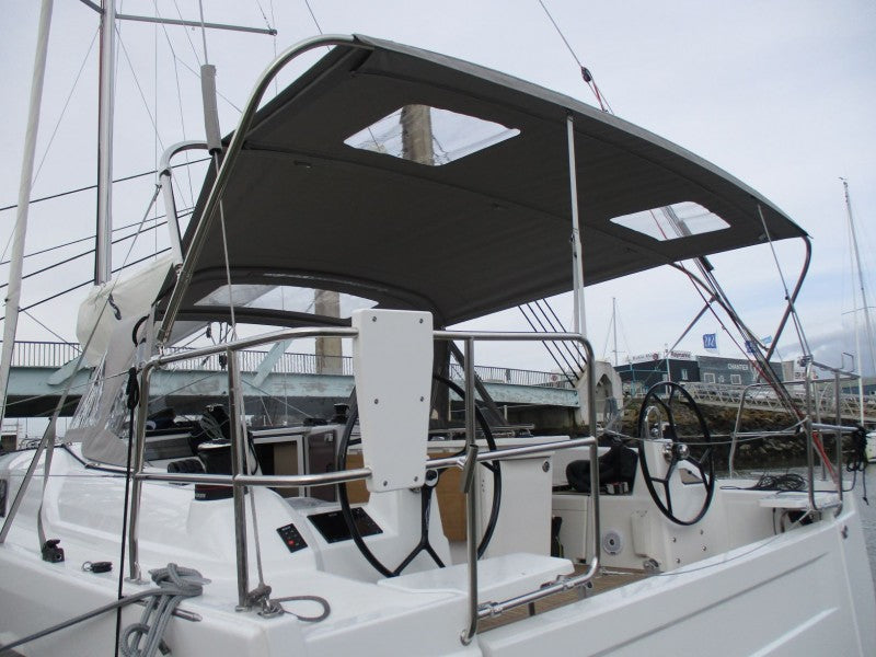 Beneteau Oceanis 40.1 bimini