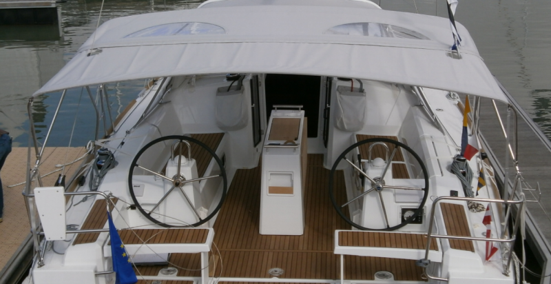 Beneteau oceanis 38 bimini